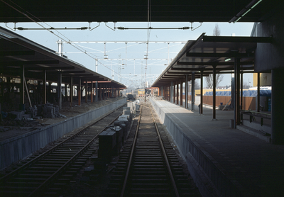 803008 Gezicht op de buurtsporen van het Centraal Station (N.S.-station Utrecht C.S., Stationsplein) te Utrecht, ...